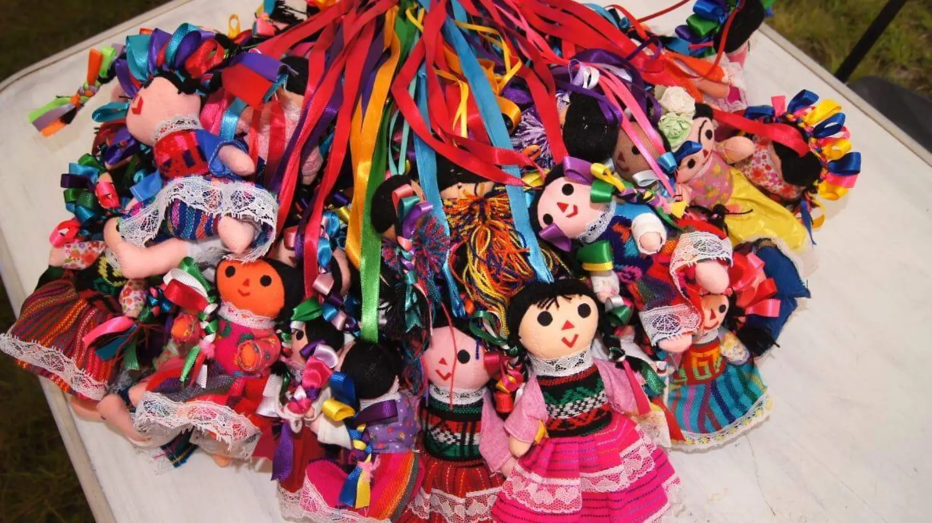 La belleza de las muñecas artesanales vistieron de multicolores la fiesta patronal de Santiago Mexquititlán